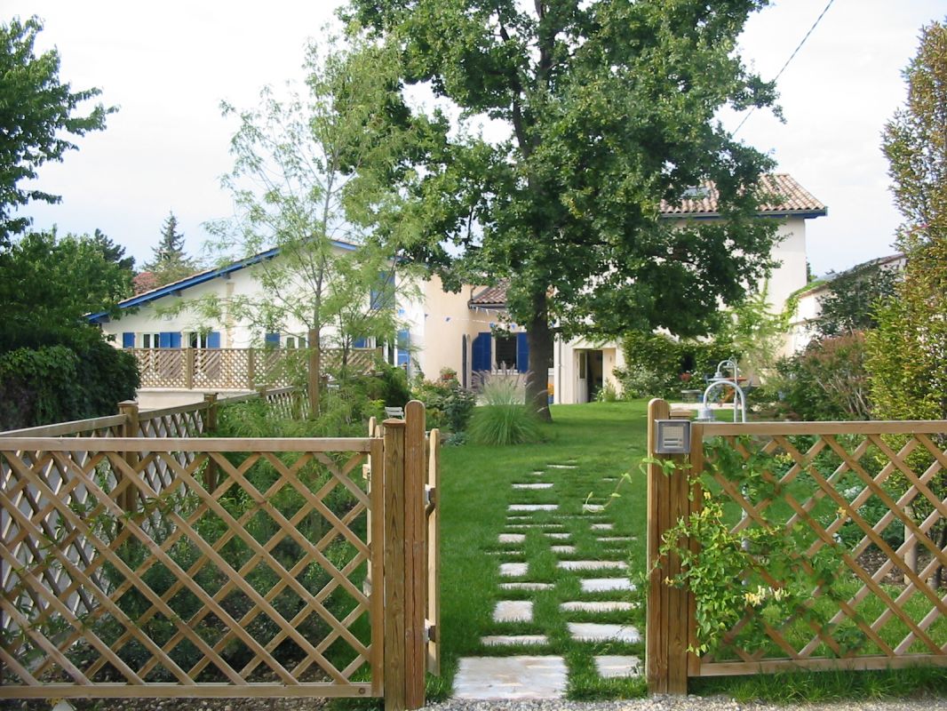 Création jardin traditionnel avec clôture bois monts d'or