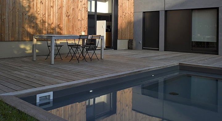 réalisation petite piscine terrasse en bois rhône