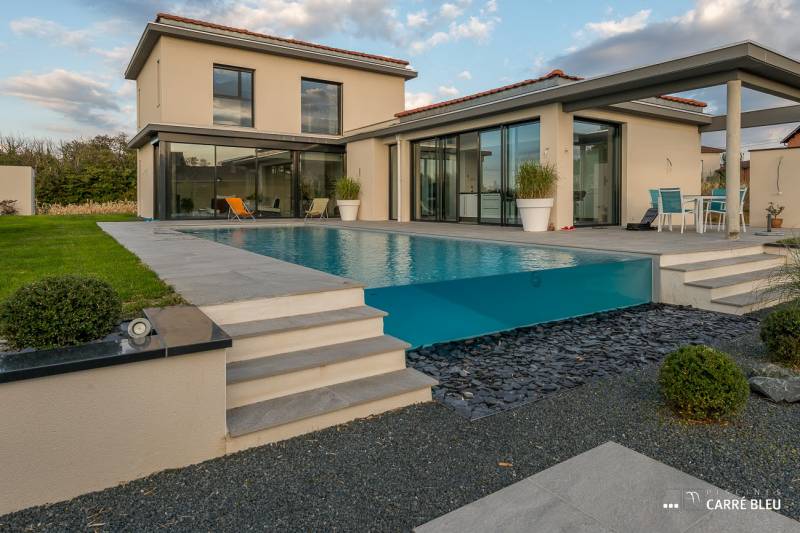 Une piscine à paroi de verre à Chaponnay