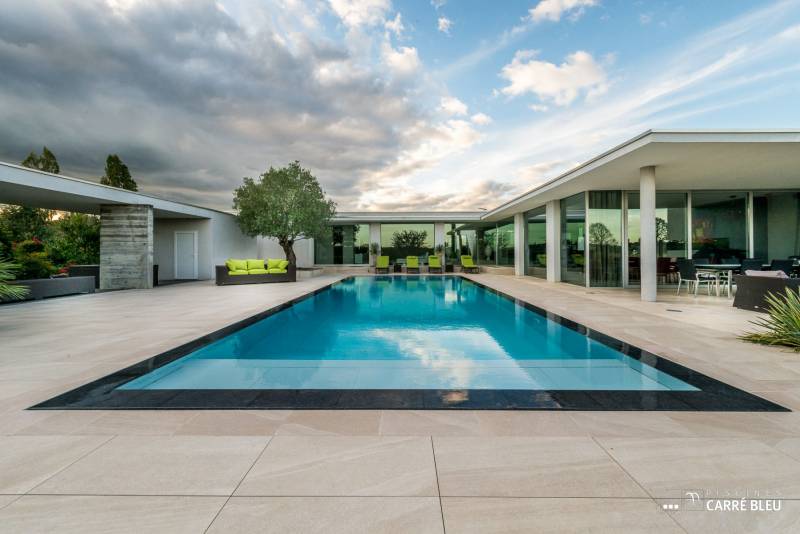 Une piscine miroir à débordement à Dommartin